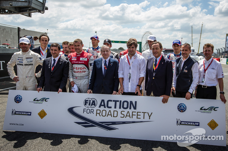El presidente de la FIA, Jean Todt, y el presidente de ACO Pierre Fillon posan con Romain Dumas, Nicolas Lapierre, Tom Kristensen, Alexander Wurz, Patrick Dempsey, Fernando Alonso, Mark Webber, Stéphane Sarrazin, Yannick Dalmas y Allan McNish.