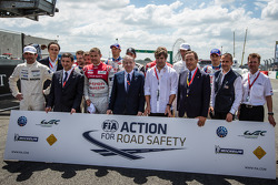 El presidente de la FIA, Jean Todt, y el presidente de ACO Pierre Fillon posan con Romain Dumas, Nicolas Lapierre, Tom Kristensen, Alexander Wurz, Patrick Dempsey, Fernando Alonso, Mark Webber, Stéphane Sarrazin, Yannick Dalmas y Allan McNish.