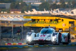 #1 Audi Sport Team Joest Audi R18 E-Tron Quattro: Lucas Di Grassi, Marc Gene, Tom Kristensen