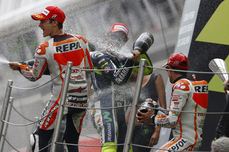 Podio: 1º Marc Márquez, 2º Valentino Rossi, 3º Dani Pedrosa