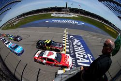 Start: Kevin Harvick, Stewart-Haas Racing Chevrolet leads