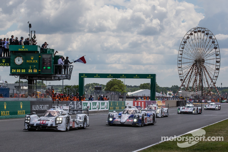 Fernando Alonso gives the start: #14 Porsche Team Porsche 919 Hybrid: Romain Dumas, Neel Jani, Marc Lieb and #8 Toyota Racing Toyota TS 040 - Hybrid: Anthony Davidson, Nicolas Lapierre, Sébastien Buemi