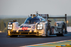 #20 Porsche Team Porsche 919 Hybrid: Timo Bernhard, Mark Webber, Brendon Hartley