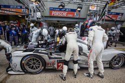 Arrêt au stand - #20 Porsche Team Porsche 919 Hybrid: Timo Bernhard, Mark Webber, Brendon Hartley