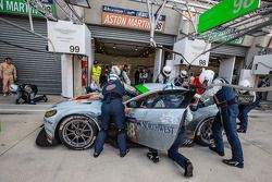 Arrêt au stand - #98 Aston Martin Racing Aston Martin Vantage V8: Paul Dalla Lana, Pedro Lamy, Christoffer Nygaard