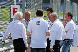 Charlie Whiting, delegado de la FIA inspecciona el circuito
