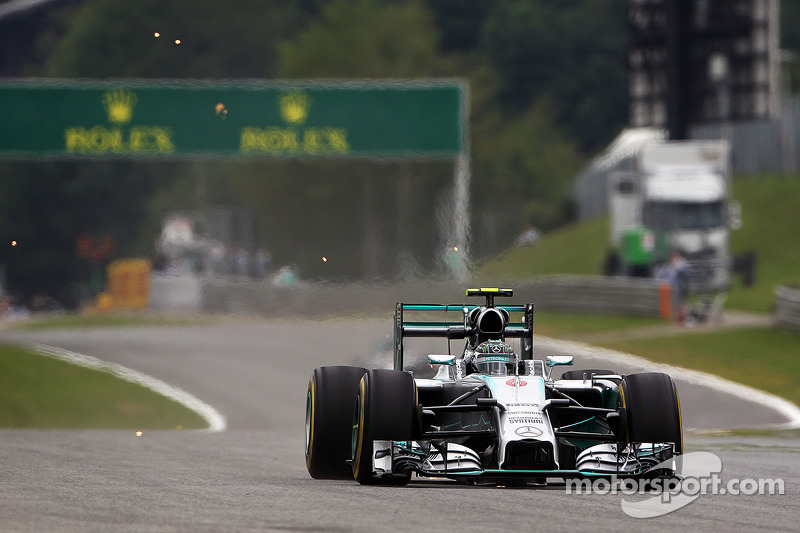 Nico Rosberg, Mercedes AMG F1 W05 titanyum bloklar kıvılcım çıkarıyor