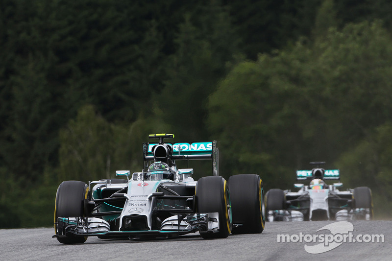 Nico Rosberg, Mercedes AMG F1 W05 ve takım arkadaşı Lewis Hamilton, Mercedes AMG F1 W05
