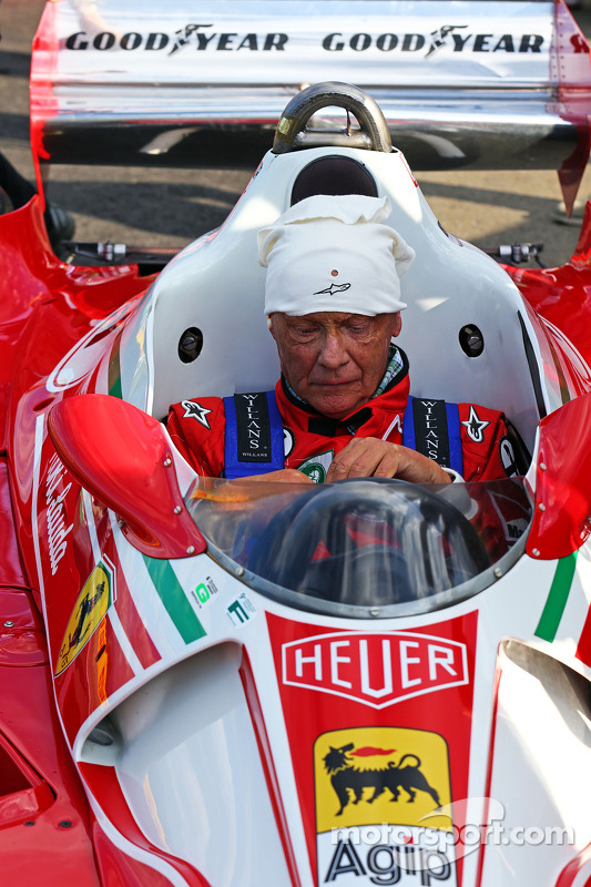 Niki Lauda, ​​​​presidente não-executivo da Mercedes, com sua Ferrari 312T3