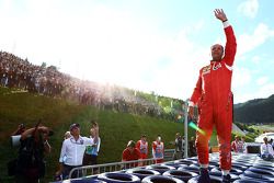 Gerhard Berger con la sua Ferrari F1 / 87, saluta i tifosi