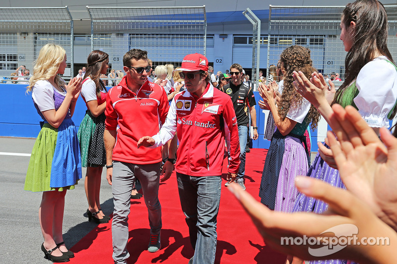 (Esquerda para direita): Jules Bianchi, Marussia F1 Team, com Fernando Alonso, Ferrari, no desfile d