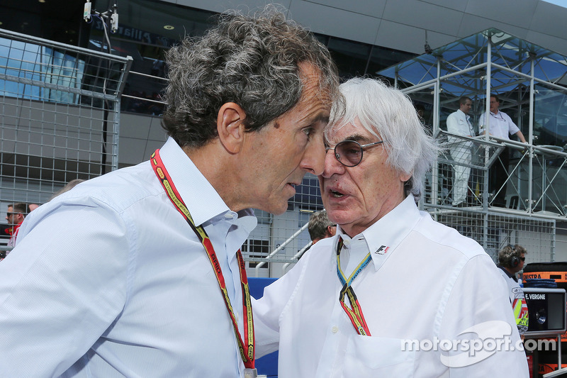 Alain Prost sur la grille de départ avec Bernie Ecclestone