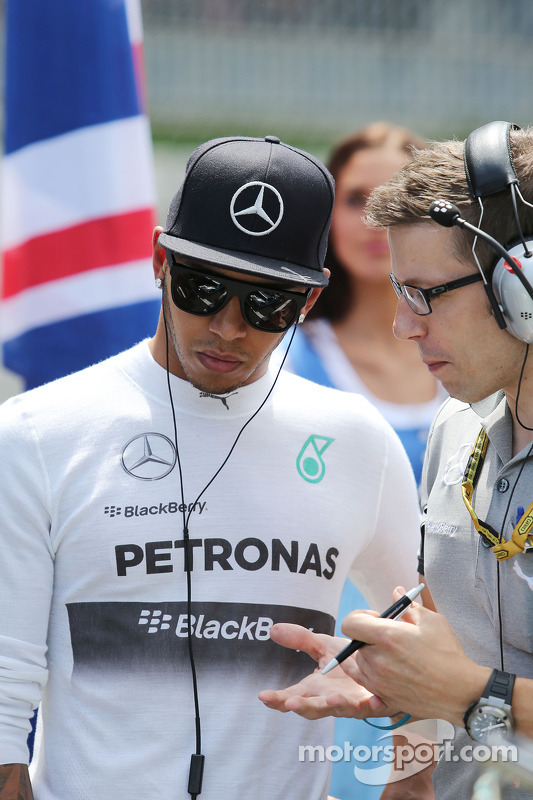 Lewis Hamilton, Mercedes AMG F1 en la parrilla con Peter Bonnington, Mercedes AMG F1 ingeniero de ca