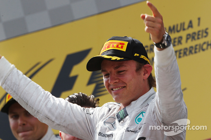 Yarış galibi Nico Rosberg, Mercedes AMG F1 podyumda kutlama yapıyor