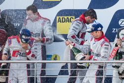 Podium: racewinnaars Christopher Haase, Christian Mamerow, René Rast, Markus Winkelhock vieren feest