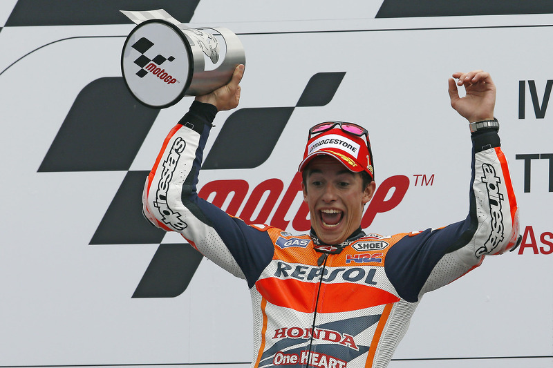 Il vincitore della gara Marc Marquez festeggia