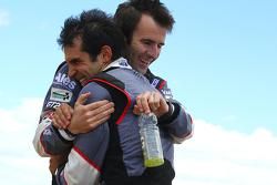 Romain Dumas ve Vincent Beltoise galibiyetlerini kutluyorlar