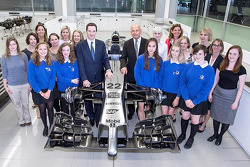 Il Cancelliere dello Scacchiere visita il Mclaren Technology Centre a Woking, Surrey, Inghilterra