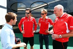 Anthony Davidson, avec Marc Hynes, Marussia F1 Team ; Max Chilton, Marussia F1 Team;  et John Booth, Marussia F1 Team