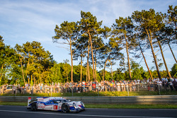 #8 Toyota Racing Toyota TS 040 - Hybrid: Anthony Davidson, Nicolas Lapierre, Sébastien Buemi