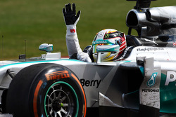 Ganador de la carrera Lewis Hamilton, Mercedes AMG F1 W05 celebra el final de la carrera