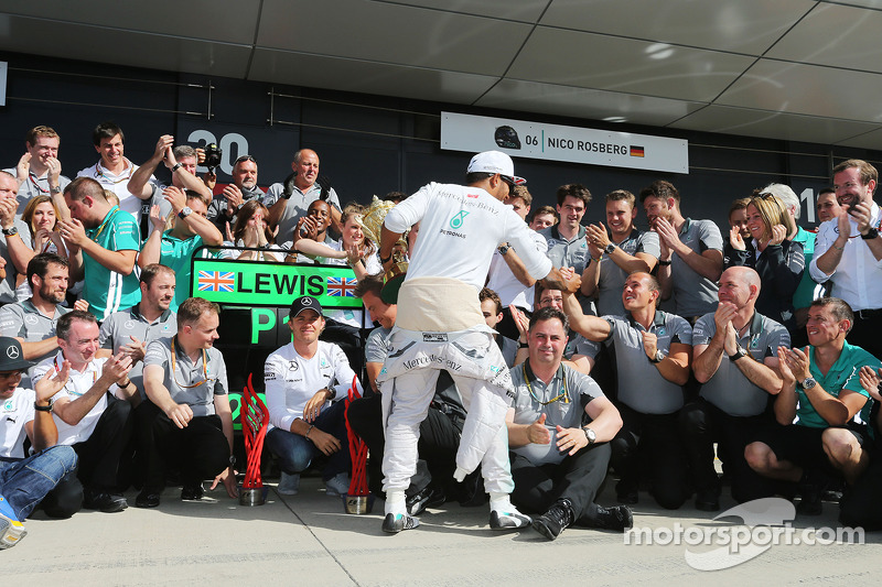 Yarış galibi Lewis Hamilton, Mercedes AMG F1 takımıyla kutlama yapıyor