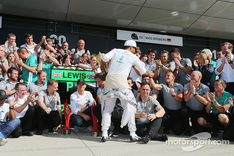 1. Lewis Hamilton, Mercedes AMG F1, feiert mit dem Team