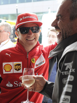 (L to R):Kimi Raikkonen, Ferrari with Beat Zehnder, Sauber F1 Team Manager