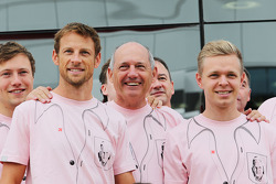 Jenson Button, Ron Dennis, Kevin Magnussen et l'équipe McLaren portent une chemise rose en hommage à John Button