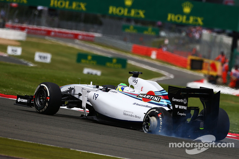 Felipe Massa, Williams FW36 with a damaged rear suspension and wheel at the start of the race