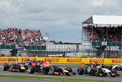 Sebastian Vettel, Red Bull Racing RB10 e Nico Hulkenberg, Sahara Force India F1 VJM07 no início da p