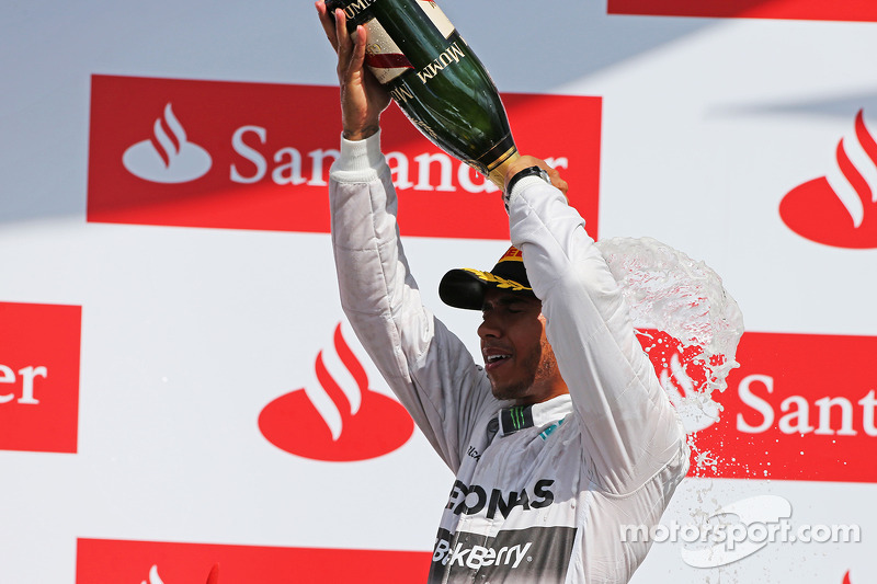 Yarış galibi Lewis Hamilton, Mercedes AMG F1 podyumda kutlama yapıyor