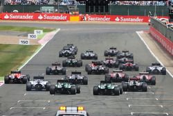 Nico Rosberg, Mercedes AMG F1 W05 leads at the start of the race