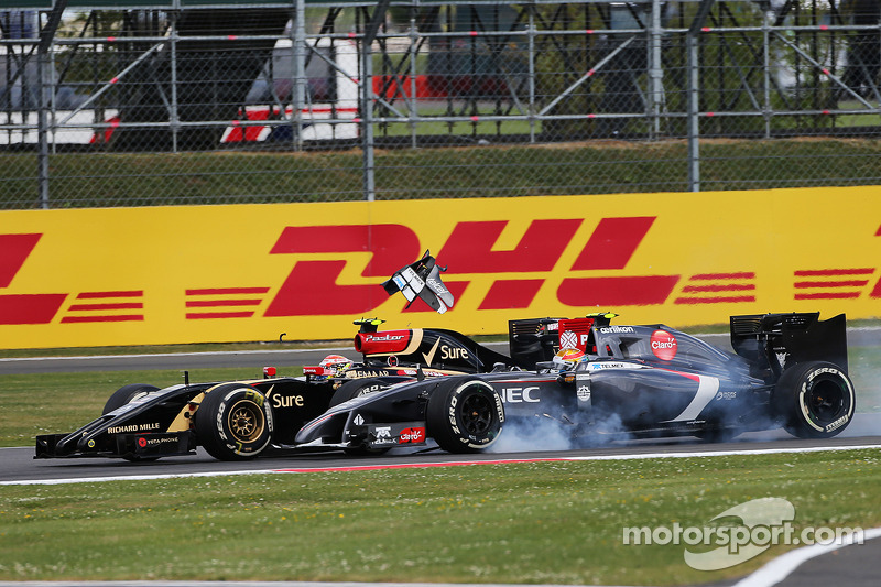 Pastor Maldonado, Lotus F1 E21 and Esteban Gutierrez, Sauber C33 chocan