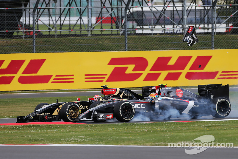 Pastor Maldonado, Lotus F1 E21 and Esteban Gutierrez, Sauber C33 chocan