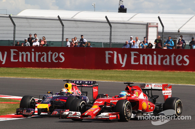 Fernando Alonso, Ferrari F14-T ve Sebastian Vettel, Red Bull Racing RB10 pozisyon için mücadele ediy