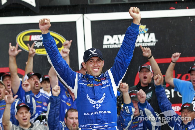 Victory Lane: Sieger Aric Almirola feiert