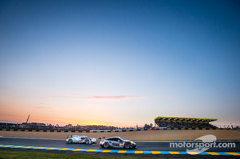 #88 Proton Competition Porsche 911 RSR (991): Christian Ried, Klaus Bachler, Khaled Al Qubaisi, #20 