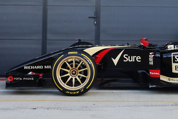 De Lotus F1 E22 met nieuwe 18 inch Pirellibanden en velgen