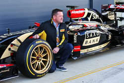 Paul Hembery, Pirelli Motorsport-directeur, met de Lotus F1 E22 met nieuwe 18 inch Pirellibanden en