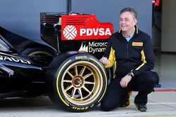 Mario Isola, Pirelli Racing Manager and the Lotus F1 E22 with new 18 inch Pirelli tyres and rims