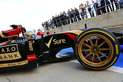 Charles Pic, Lotus F1 E22 derde rijder, verlaat de pits op de nieuwe 18 inch Pirellibanden en -velge