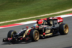 Charles Pic, Lotus F1 E22 derde rijder, verlaat de pits op de nieuwe 18 inch Pirellibanden en -velge