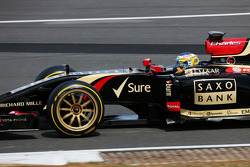 Charles Pic, Lotus F1 E22 derde rijder, verlaat de pits op de nieuwe 18 inch Pirellibanden en -velge