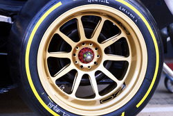 La Lotus F1 E22 con nuovi pneumatici e cerchi Pirelli da 18 pollici