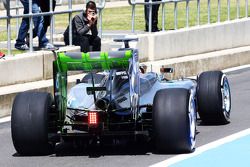 Lewis Hamilton, Mercedes AMG F1 W05 running flow-vis paint on the rear wing