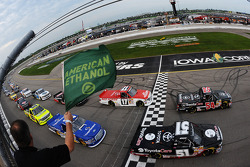 Start: Darrell Wallace Jr. leads