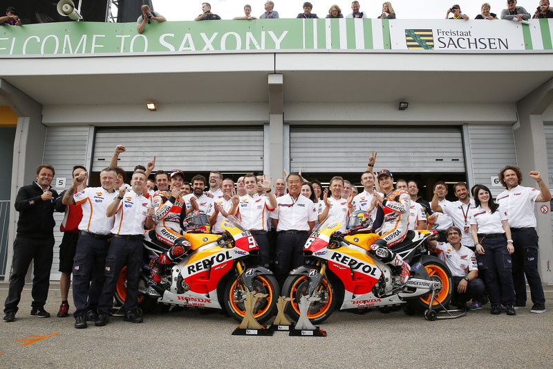 Il team Repsol Honda festeggia il primo e secondo posto per Marc Marquez e Dani Pedrosa