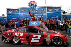 Brad Keselowski celebrando