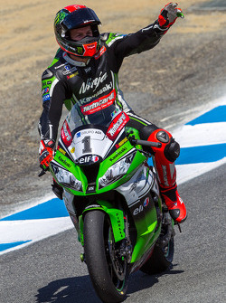 Tom Sykes celebrates his victory in race 2